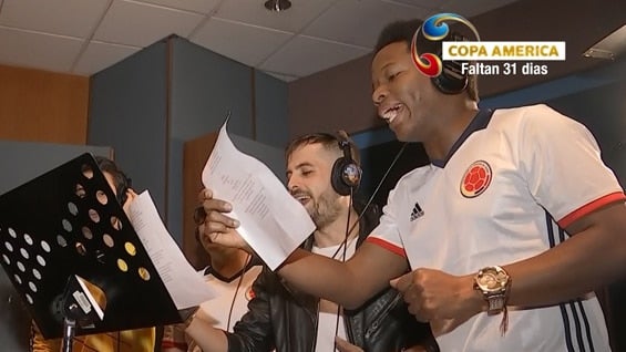 Mauro Castillo y Mike Bahía hicieron parte del grupo de artistas que cantaron el himno.