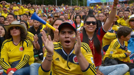 La Policía les recuerda a los bogotanos que está prohibido consumir licor en zonas comunes o espacios públicos. Foto Agencia AFP