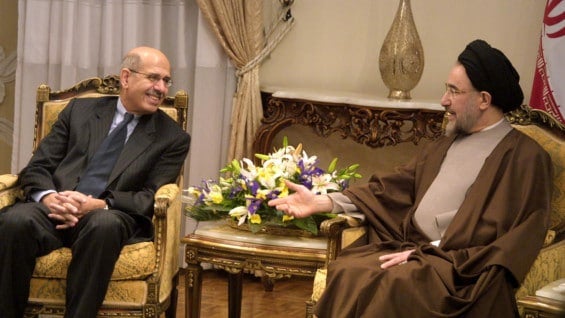 Reunión en 2003 entre los entonces director de la IAEA y presidente iraní Mohammad Khatami. Foto: AFP