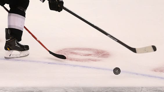 El "puck"está habitualmente hecho de caucho y pesa entre 150 y 170 gramos. Foto: AFP