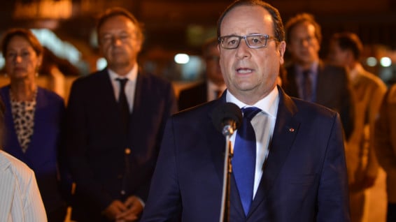 François Hollande tras su llegada a la isla. Foto: AFP
