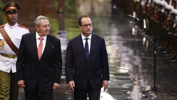 Presidentes Raúl Castro, de Cuba, y François Hollande, de Francia. Foto: AFP
