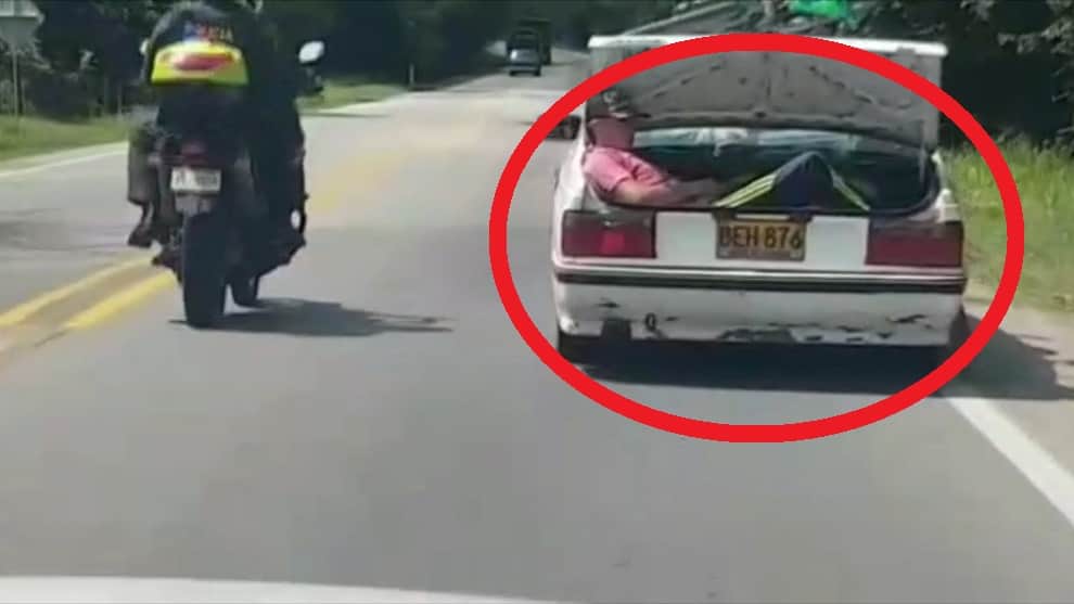 FOTO: Conductor transporta a pasajero en el baúl del carro