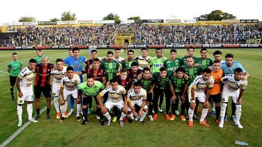 Jugadores de San Lorenzo posan con la camiseta del Chapecoense antes de enfrentar al Olimpo. Foto Agencia EFE