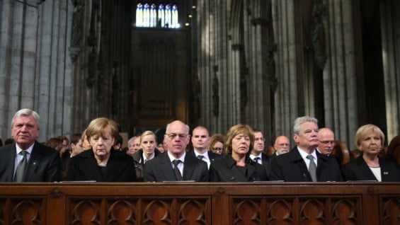 Sentados en la primera fila la canciller, Ángela Merkel, y el presidente alemán, Joachim Gauk. Foto: AFP
