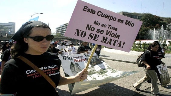 El proyecto plantea que los hombres que agredan verbal, física, sexual y psicológicamente a una mujer deberán pagar una multa de 650.000 pesos. Foto: AFP