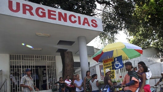 Funcionarios trabajan en un plan de contingencia para evitar el colapso del hospital. Foto: AFP.