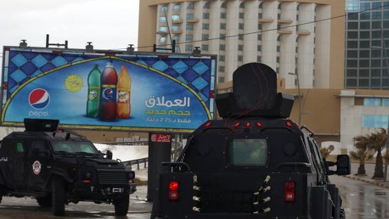 Las fuerzas de seguridad señalaron que cuatro hombres habían hecho estallar un coche bomba. Foto AFP.