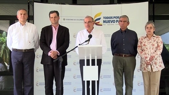 El equipo negociador del Gobierno en los diálogos de paz con las Farc junto al jefe de la delegación, Humberto de la Calle.