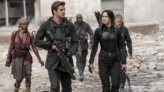 Liam Hemsworth y Jennifer Lawrence en una escena de "Los juegos del hambre: Sinsajo - Parte 1". Foto: EFE.