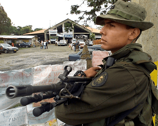Policía custodia la Iglesia La María durante una misa de conmemoración. Foto: AFP.
