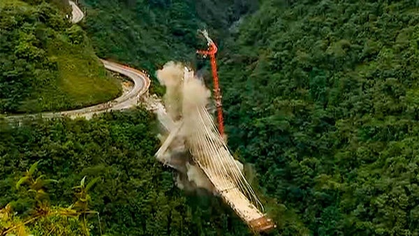 Así fue la impresionante implosión del puente Chirajara, ubicado en la vía Bogotá-Villavicencio