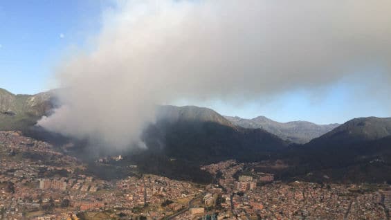 El incendio en los cerros orientales ya completa dos días. Foto Alcaldía de Bogotá