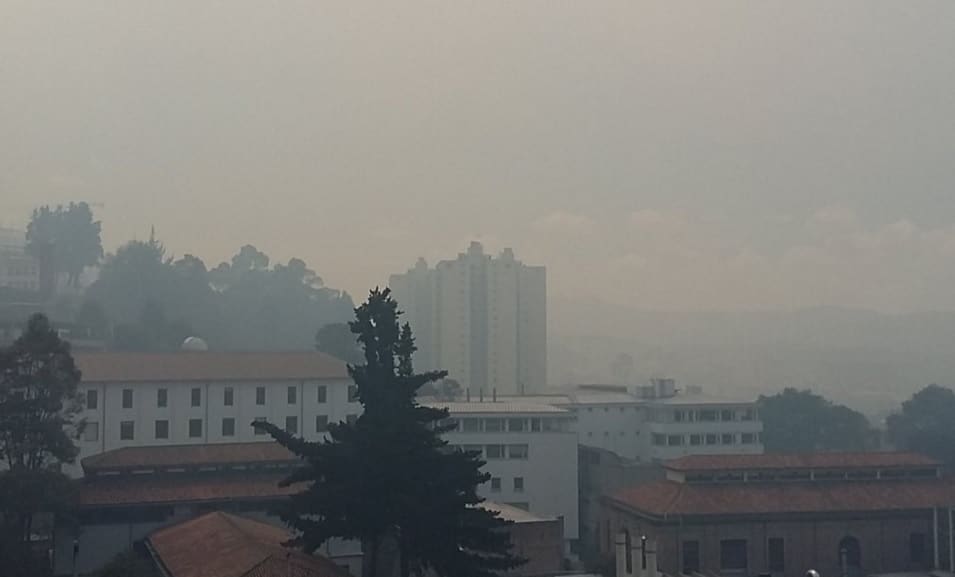 Esta es una de las imágenes de los ciudadanos bogotanos que evidencia la magnitud del incendio que consume los cerros orientales de Bogotá. Foto @marcotperalta