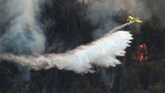 El incendio ha hecho que cerca de diez familias evacuen los alrededores. Foto. EFE