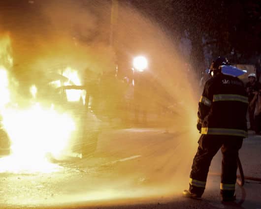 Las autoridades movilizaron cinco máquinas para atender el incendio. Foto Archivo.