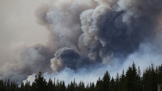 El humo del incendio provocó la evacuación de miles de personas que viven en Fort McMurray. Foto: AFP.
