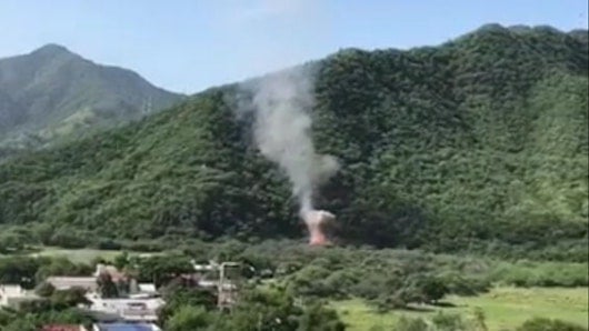 Los bomberos tratan de controlar la emergencia.