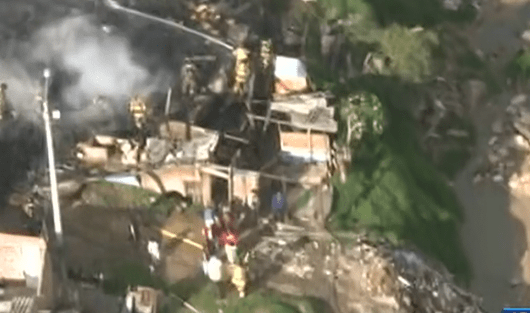 Investigadores del Cuerpo de Bomberos intentan determinar las causas del incendio.