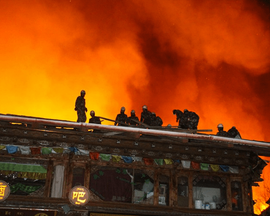 Las llamas cubrieron la localidad legendaria de Dukezong por varias horas. Foto: AFP