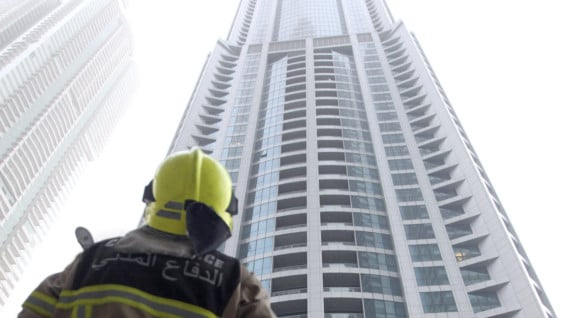 Los bomberos tardaron dos horas en controlar el fuego. Foto: EFE