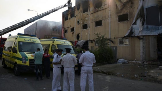 Los bomberos atendieron la emergencia, al norte de El Cairo. Foto: AFP