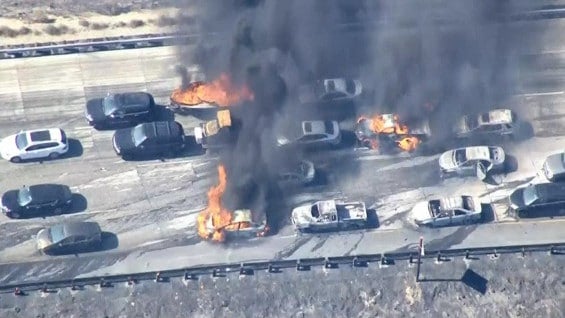 Los conductores de los vehículos habían sido evacuados. Foto y video: Reuters.