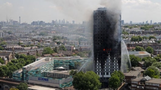 Unos 200 bomberos atienden la emergencia. Foto: AFP