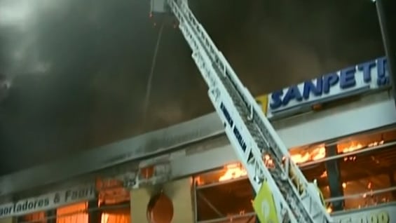 El centro comercial que se incendió queda muy cerca de una estación del Metro. Foto: Noticias RCN.