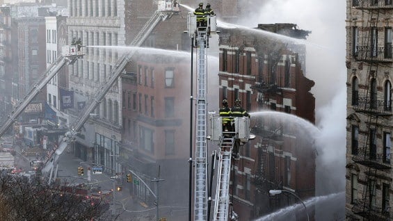 El incendio provocó el derrumbes en la zona. Foto: EFE.