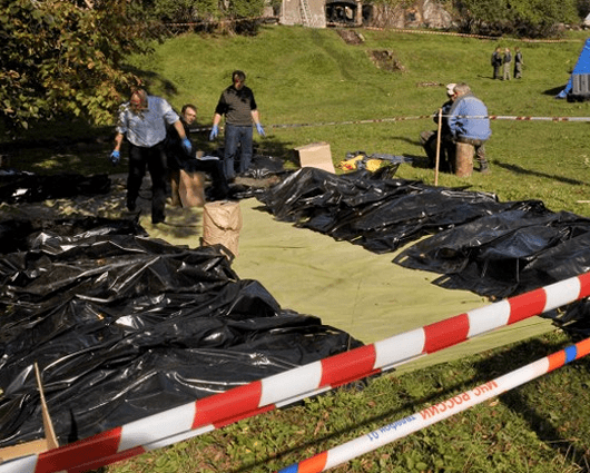 Socorristas evacuaron cuerpos en fundas de plástico negro. Foto: AFP