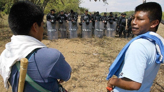 Indígenas y policías han protagonizado fuertes enfrentamientos. Foto: AFP.