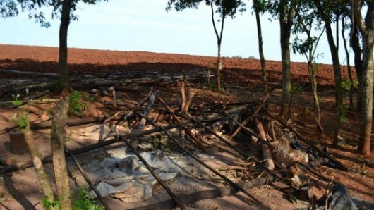 Escombros calcinados de una vivienda de la comunidad indígena Sauce, del pueblo avá guaraní, ubicado en el distrito de Minga Pora del departamento de Alto Paraná. Foto: EFE.