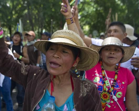 Los indígenas se reunieron en un foro por la paz en Bogotá. Foto: AFP