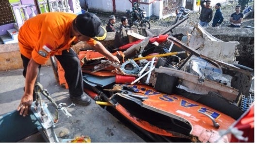 Los equipos de rescate se encuentran en la ciudad de Jemblung en busca de posibles supervivientes. Foto: EFE