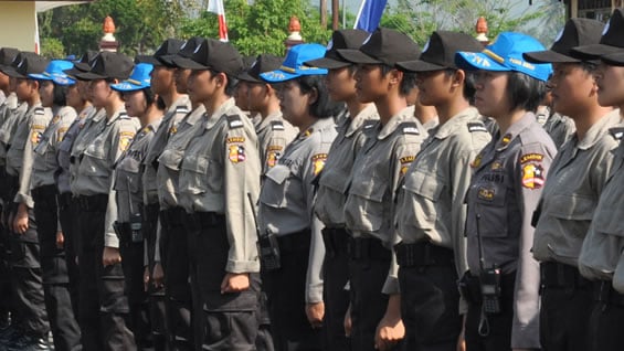Mujeres policía de Indonesia. Foto: AFP