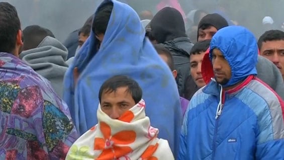 Los inmigrantes tienes que prender fogatas y cubrirse con cobijas para soportar las condiciones del clima. Foto: Noticias RCN.