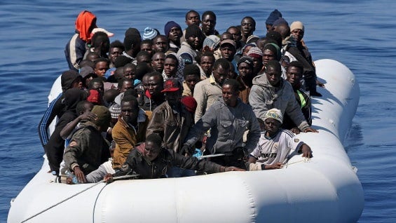 Algunos sobrevivientes declararon que pagaron entre 1.000 y 1.500 dinares libios (unos 600 y 1000 euros) por el viaje. Foto: EFE.