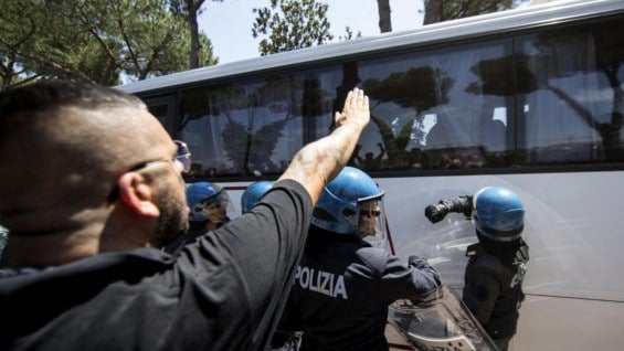 Uno de los manifestantes hace un saludo fascista a los refugiados sirios recién llegados al país. Foto: AFP