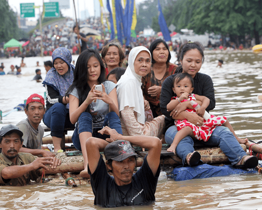 Miles de personas han tenido que evacuar sus zonas de residencia. Foto: EFE.