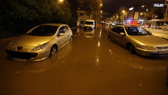 Calle inundada en la ciudad francesa de Niza. Foto: AFP.