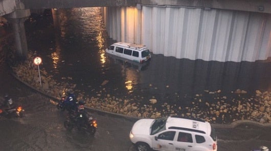 Foto: Vehículo afectado por inundación por lluvias en el deprimido de la 94, Bogotá / NoticiasRCN.com