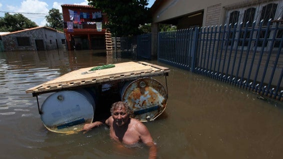 Muchas personas han salido de los albergues para irse a viviendas de familiares o amigos. Foto: EFE.