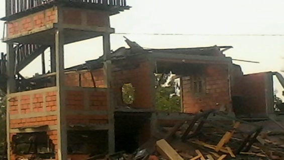 A varios de los supuestos invasores se les ve portando armas automáticas. Foto: NoticiasRCN.com