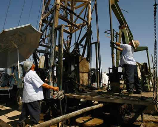 Una menor entrada de recursos hacia el sector petrolero provocó la caída. Foto: AFP.