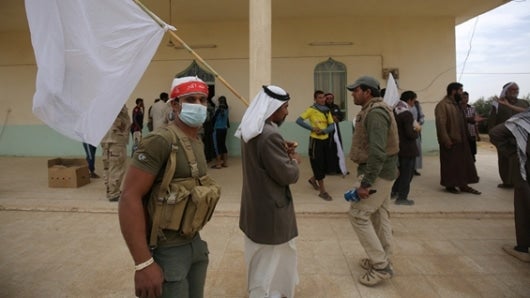 Este bombero trata de apagar el fuego tras una explosión de un carro bomba en Kirkuk. Foto: EFE.
