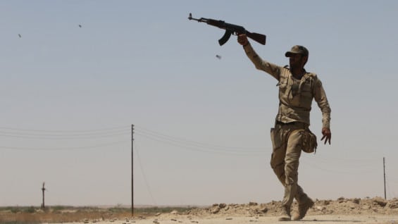 Combatiente chíita a las afueras de Falujah. Foto: AFP