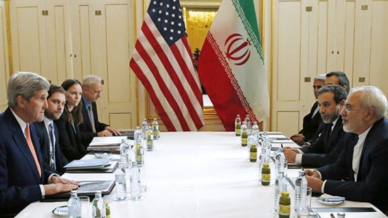 El secretario de Estado de EE.UU., John Kerry, y el canciller iraní Mohamad Javad Zarif. Foto: AFP.