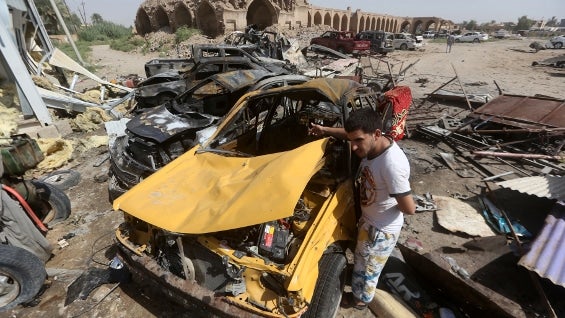 El gobernador interino de Adén, Nayef al-Bakri, denunció los bombardeos.