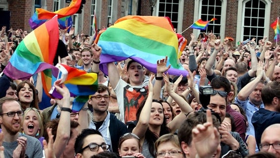 Las comunidades de personas homosexuales salieron a las calles a celebrar la decisión. Foto: AFP.